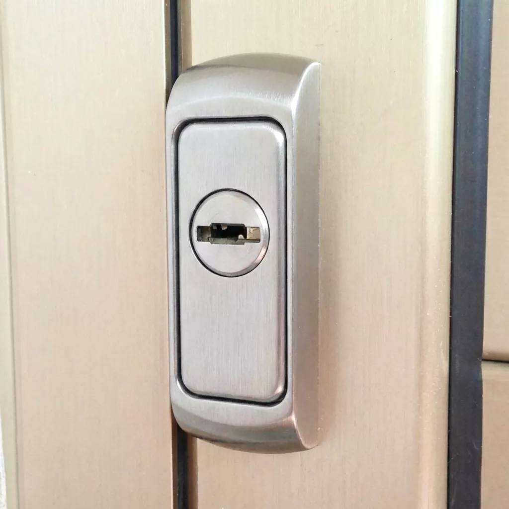 Escudo acorazado de protección para cerradura